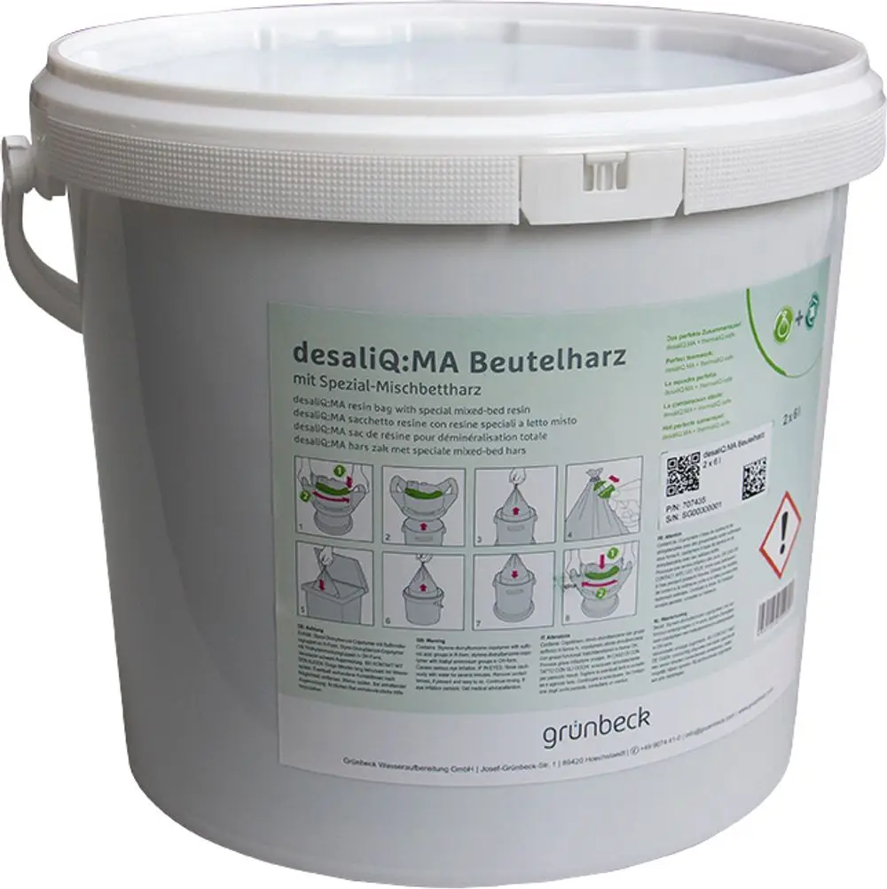 Kunststoffbehälter mit Deckel, gefüllt mit einer speziellen Mischung für Wasseraufbereitung. Informationen und Warnhinweise auf der Verpackung. Marke Grünbeck.
